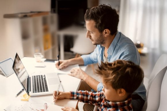 Un padre part-time che lavora da casa e si prende cura del figlio in età prescolare.