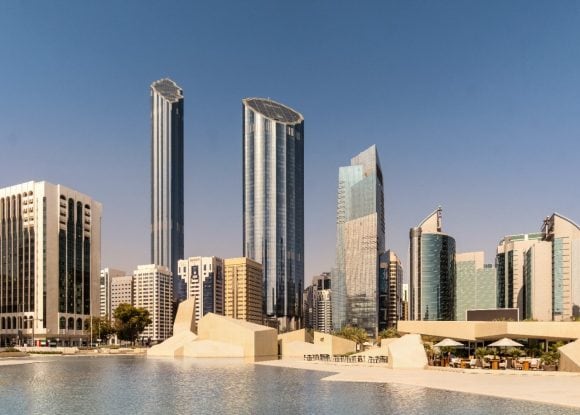 آفاق أبو ظبي تحاكي الطموح: مشهد بانورامي يؤكد مكانة العاصمة كـمركز استراتيجي عالمي يزخر بالفرص الاستثمارية.