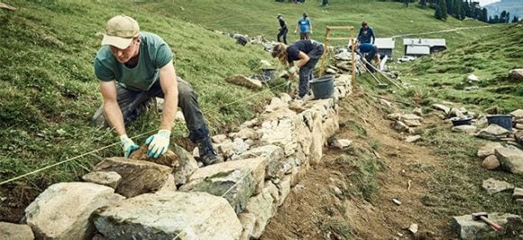 Das Bild zeigt Menschen bei der Freiwilligenarbeit.
