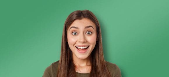 Une femme regarde la caméra avec étonnement.