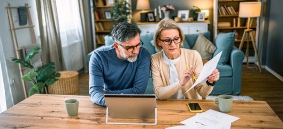Sur l’image, on voit un couple âgé en train de regarder un documentaire.