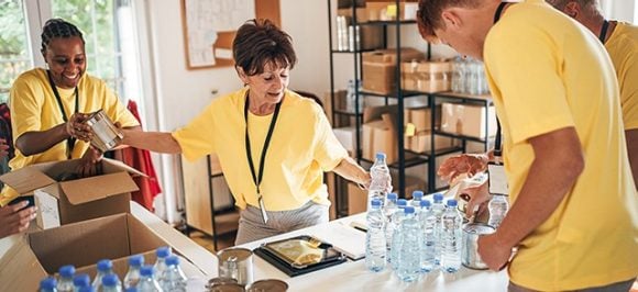 L'immagine mostra persone che fanno volontariato.