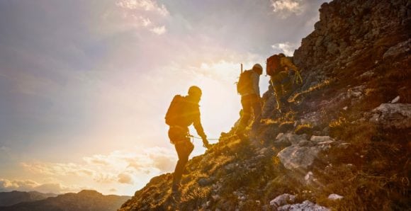 Eine Gruppe von Menschen beim Bergsteigen