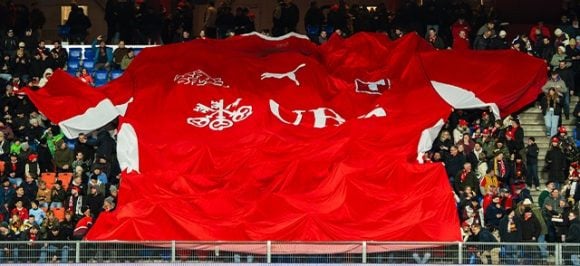 L’image montre le plus grand maillot de supporters de Suisse.