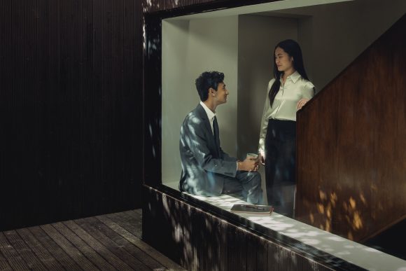 Zwei Personen diskutieren