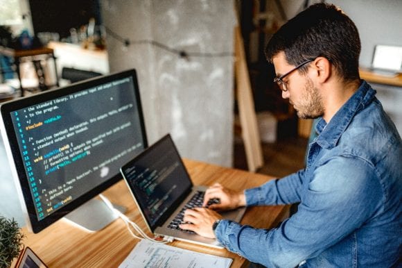 Programmierer, der von zu Hause aus arbeitet