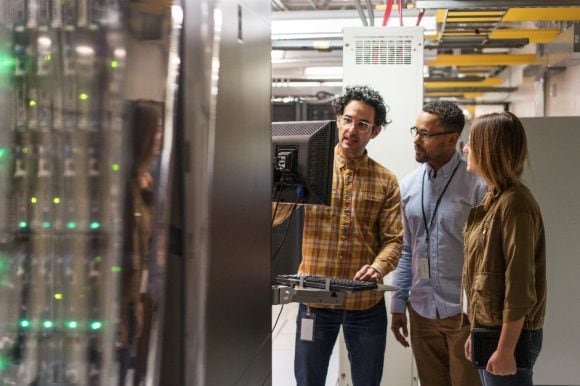 Techniker im Serverraum