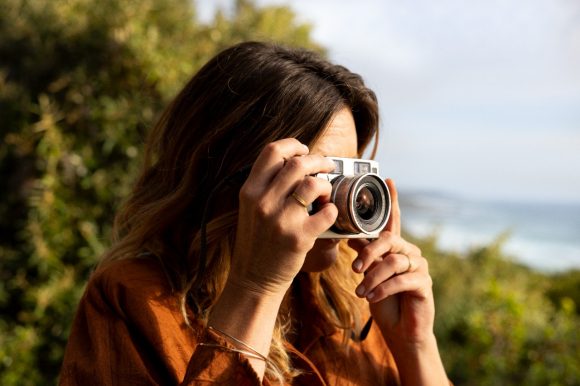 Frau, die ein Foto macht