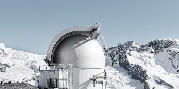 Ein astronomisches Observatorium in den Bergen.
