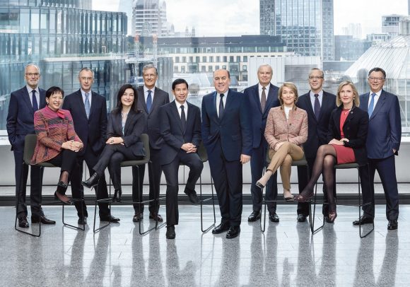 UBS-Verwaltungsrat als Gruppe vor der Londoner Skyline