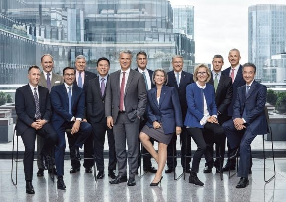 UBS-Konzernleitung als Gruppe vor der Londoner Skyline