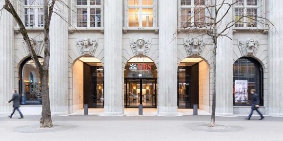 UBS-Zentrale, Gebäude mit grauen Säulen. 