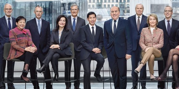 UBS-Verwaltungsrat als Gruppe vor der Londoner Skyline