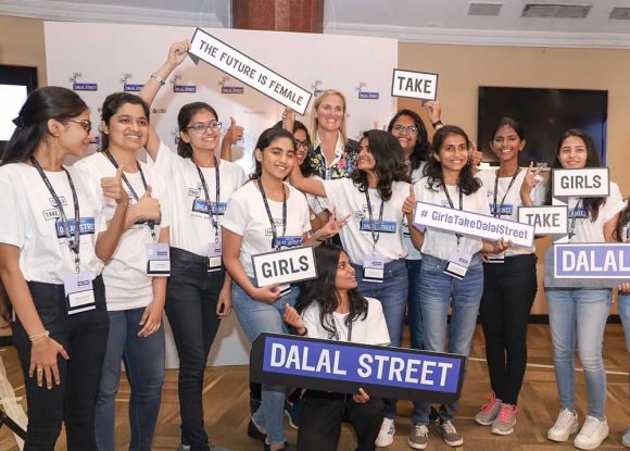 Eine Gruppe von Mädchen mit Schildern: Girls take Dalal Street