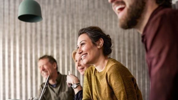 Frau leitet eine Besprechung in einem Büro