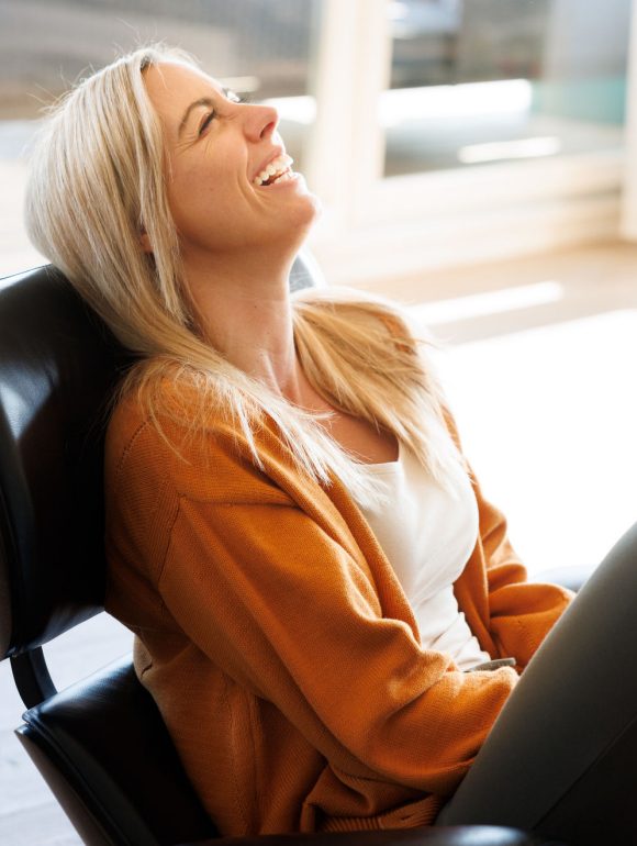 Frau entspannt sich zu Hause