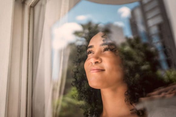 Mujer mirando por la ventana