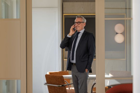 Hombre hablando por teléfono en la oficina