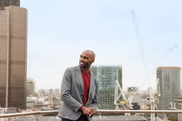 Un inversor mirando la vista de la ciudad