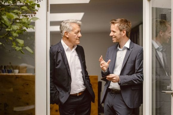 Dos colegas de trabajo conversando