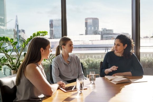 Colegas trabajando juntos