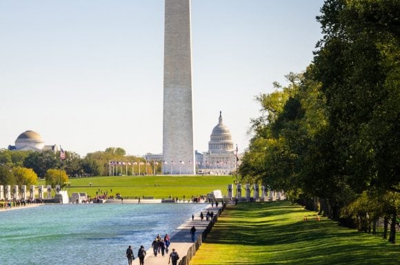 Vista del National Mall en Washington, D.C., con el Monumento a Washington en primer plano