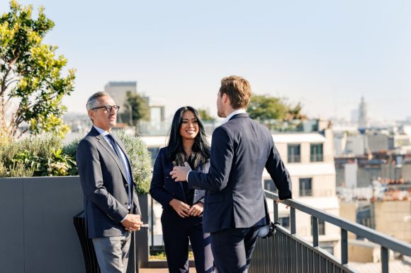 Colegas de trabajo conversando
