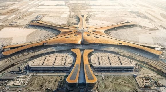 Intersección vial compleja vista desde el aire con estructuras urbanas.