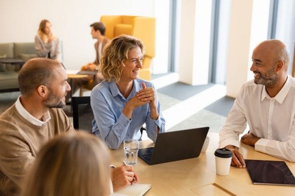  Equipo de trabajo charlando 