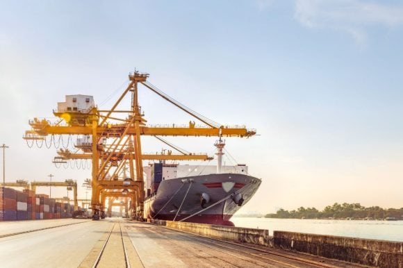 Buque de carga de contenedores en un muelle
