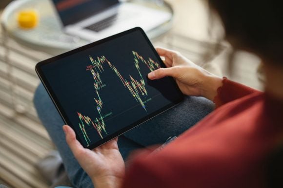 Mujer mirando un gráfico