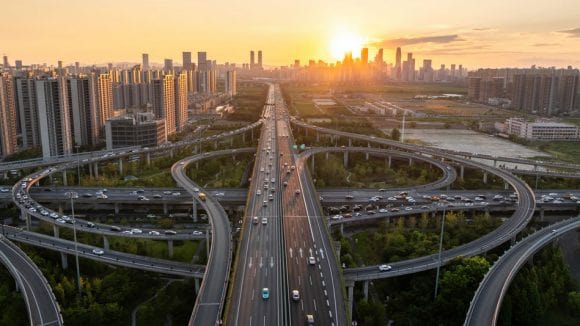 Vista aérea de um entroncamento rodoviário ao pôr do sol.