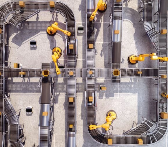 Brazos robóticos operando en una línea de producción automatizada