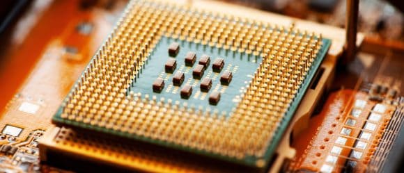 Primer plano de un microprocesador instalado en una placa base.