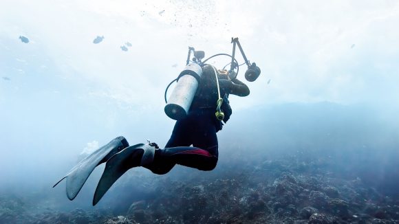 Buzo explorando el fondo del mar