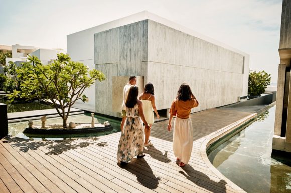 Personas caminando en un espacio arquitectónico moderno.