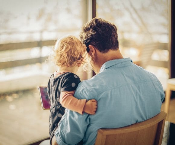 Hoombre sosteniendo a un bebé en brazos