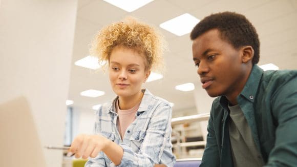 Deux étudiants en discussion