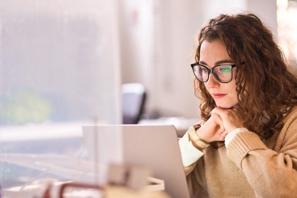 Femme devant un ordinateur portable