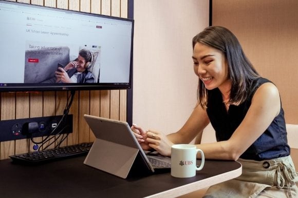 Femme devant un ordinateur portable
