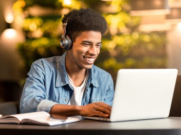 Jeune homme travaillant sur un ordinateur portable