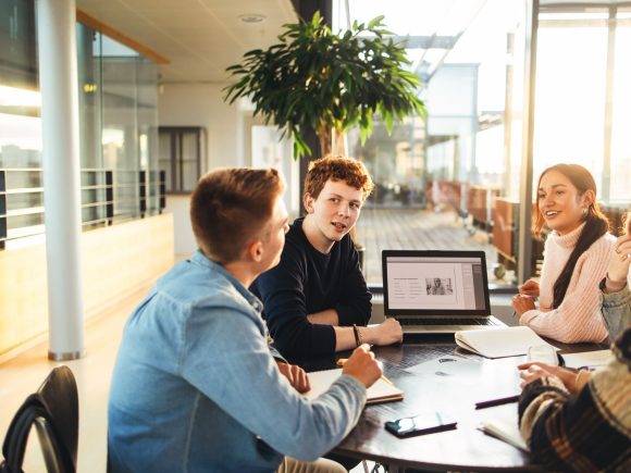 Jeunes en discussion