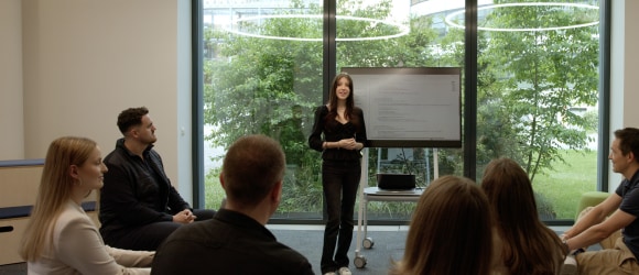 Jeune femme en train de présenter