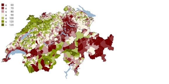 Die Grafik zeigt die Anzahl Quadratmeter, die gemäss Tragbarkeitsregeln für einen Haushalt mit Medianeinkommen finanzierbar sind. Im Falle der Medianpreise sind nur in 34 Prozent aller Gemeinden Objekte mit einer Fläche von 100 Quadratmetern oder mehr tragbar. An vielen zentralen Lagen, insbesondere rund um Zürich, dem Genfersee, der Zentralschweiz und in den Tourismusregionen ist es bedeutend weniger. Die Quellen sind ESTV, Wüest Partner und UBS.