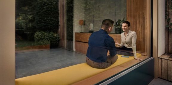 Due persone che parlano tra loro