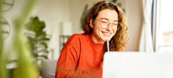 Giovane donna sorridente