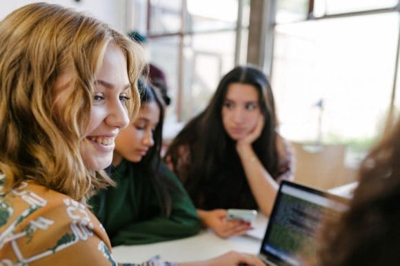 Giovani donne che studiano