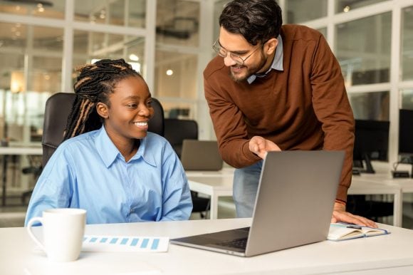 Due persone che lavorano al computer portatile