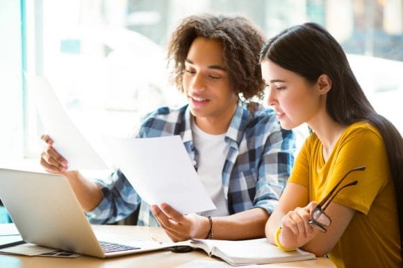 Due giovani che studiano