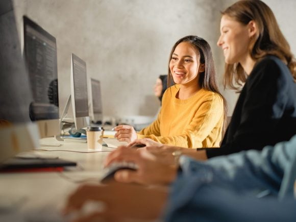 Due donne che lavorano al computer